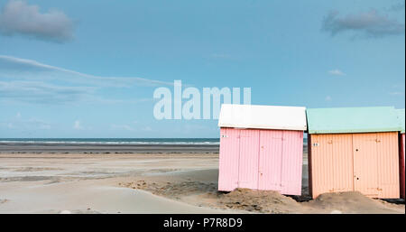 Multicolore cabine balneari allineate su una spiaggia deserta di Berck-Plage nelle prime ore del mattino Foto Stock