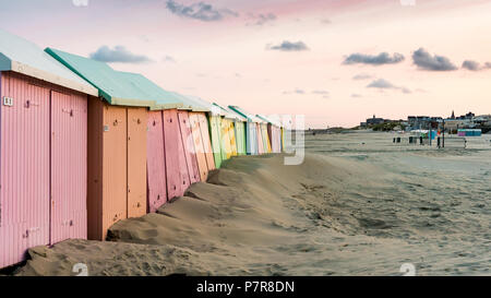 Multicolore cabine balneari allineate su una spiaggia deserta di Berck-Plage nelle prime ore del mattino Foto Stock