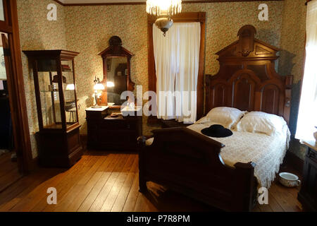 Inglese: vista dell'interno del O. Henry Museum - Austin, Texas, Stati Uniti d'America. Tutti gli elementi sono abbastanza vecchio in modo che essi sono in . 19 Novembre 2015 14:46:55 40 camera da letto - O. Henry Museum - Austin, Texas - DSC09206 Foto Stock