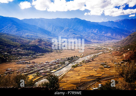 La città di Paro e la valle di Paro in Bhutan occidentale. Foto Stock