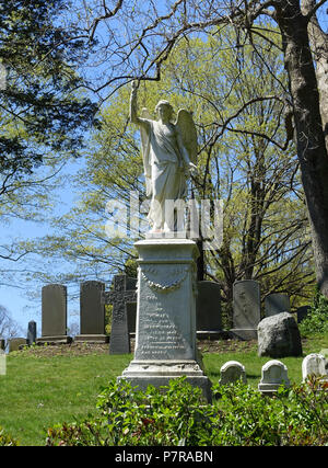 Inglese: scultura in Mount Auburn Cemetery - Cambridge, Massachusetts, STATI UNITI D'AMERICA. 24 aprile 2016, 11:32:59 22 Angelo con torcia, vista 2 - Mount Auburn Cemetery - Cambridge - DSC09159 Foto Stock