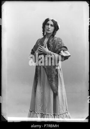 Judith Hörndahl som Mimi ho Bohème, Kungliga Operan 1910. Glasnegativ 223 Judith Hörndahl nella Bohème presso Kungliga Operan 1910 - SMV - GH186 Foto Stock