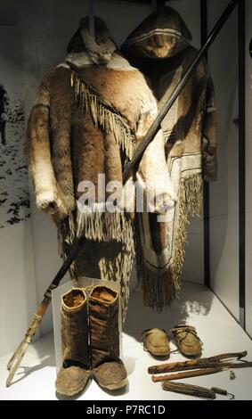 Inuit. In estate la pesca di merluzzo bianco e di trote. I vestiti e gli utensili utilizzati per la pesca. Esposizione di capi di abbigliamento e utensili eschimesi museo storico. Oslo. La Norvegia. Foto Stock