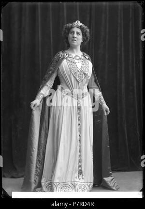 . Magna Lykseth in Tristan och Isotta presso Kungliga Operan 1909. Inglese: Magna Lykseth come Isotta in Tristan och Isotta presso Kungliga Operan 1909. Vetro di scansione negativo. Svenska: Magna Lykseth som Isotta ho Tristan och Isotta, Kungliga Operan 1909. Skannat glasnegativ. 1909 254 Magna Lykseth in Tristan och Isotta presso Kungliga Operan 1909 - SMV - GL163 Foto Stock