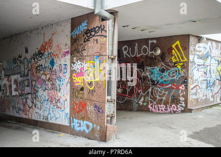 Graffiti sulle strade di Sarajevo, Bosnia ed Erzegovina Foto Stock