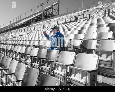 Lone spettatore rasserenante al Daytona International Speedway, Florida, Stati Uniti d'America Foto Stock