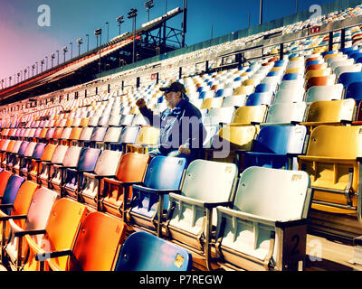 Lone spettatore rasserenante al Daytona International Speedway, Florida, Stati Uniti d'America Foto Stock