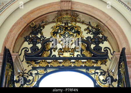 Inglese: vista interna del Museo e Giardini di Vizcaya - Miami, Florida, Stati Uniti d'America. Questa griglia è identificato come proveniente dal Palazzo Pisani (Venezia), nella provincia di Vizcaya: una villa americana e i suoi creatori da Witold Rybczynski e Laurie Olin, pagina 76. 13 Marzo 2017 11:51:06 146 racchiuso Loggia di elementi in ferro battuto - Museo e Giardini di Vizcaya - Miami, Florida - DSC08420 Foto Stock