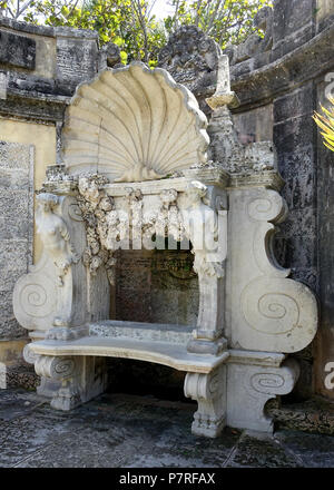 Inglese: banco scolpita in Museo e Giardini di Vizcaya - Miami, Florida, Stati Uniti d'America. 13 Marzo 2017 12:51:27 41 banco - Museo e Giardini di Vizcaya - Miami, Florida - DSC08730 Foto Stock