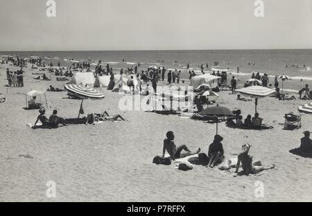 Catalunya. Bañistas en la playa de Castelldefels. Años 1950. Foto Stock