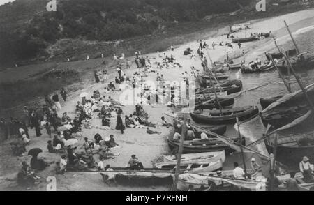 Islas Baleares. Mallorca. Bañistas en la playa de Pollensa. Años 1930. Foto Stock