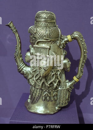 Inglese: presentano nel Museo delle Arti di Dallas Dallas, Texas, Stati Uniti d'America. 7 maggio 2017, 16:19:22 30 Aztec tete-a-tete servizio da caffè, 1 di 3, commissionato da William Randolph Hearst, Tiffany &AMP; Co., New York City, c. 1897, argento, avorio - Museo dell'Arte di Dallas - DSC04853 Foto Stock