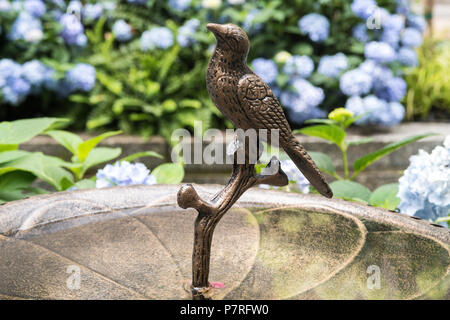 Bagno uccelli di bronzo, Canale giardini, Rockefeller Center, New York, Stati Uniti d'America Foto Stock