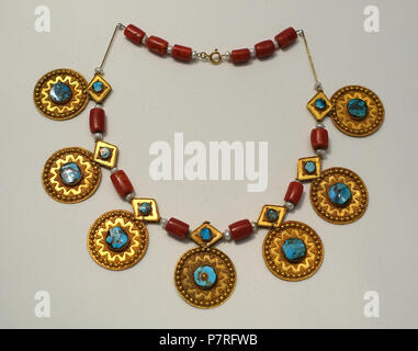 Inglese: presentano nel Museo delle Arti di Dallas Dallas, Texas, Stati Uniti d'America. 7 maggio 2017, 16:44:46 284 collana, Sud Arabia, probabilmente alla fine ottocento, oro, turchese, corallo - Museo dell'Arte di Dallas - DSC04942 Foto Stock