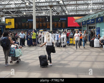 EDINBURGH, Regno Unito - circa giugno 2018: Edinburgh Waverly stazione ferroviaria Foto Stock
