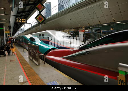 Giappone - Apr 2018 : Shinkansen serie E5 HAYABUSA( verde ) collegare con la serie E6 KOMASHI ( rosso ) a Sendai Station, può vedere serie 7 su sfondo Foto Stock
