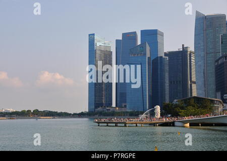Singapore - Aprile 2018: la vista dello skyline è stata presa al lungomare di Marina Bay. L'altro lato del porto è il Merlion pieno con tourist Foto Stock