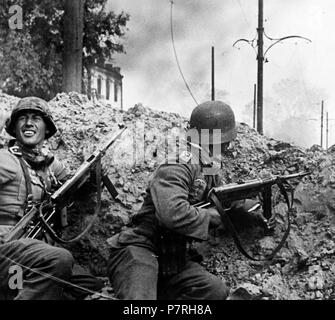 Italiano: soldati tedeschi della 24. Panzer-Division in azione durante i combattimenti per la stazione meridionale di Stalingrado il 15 settembre 1942 Inglese: soldati tedeschi del XXIV Panzer Division in azione durante i combattimenti per la stazione sud di Stalingrado, 15 settembre 1942 . Preso il 15 settembre 1942 9 24. PzD Stalingrad 15 09 1942 Foto Stock