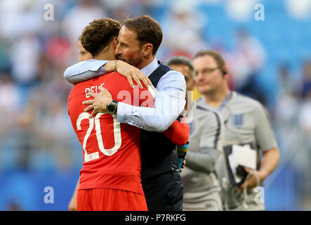 Inghilterra manager Gareth Southgate (destra) con l'Inghilterra del dele Alli dopo il fischio finale durante la Coppa del Mondo FIFA, quarti di finale corrispondono a Samara Stadium. Foto Stock