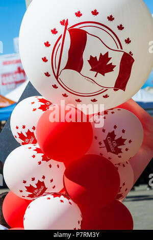 Il bianco e il rosso baloons sul Canada giorno 2018 in Steveston, British Columbia Foto Stock