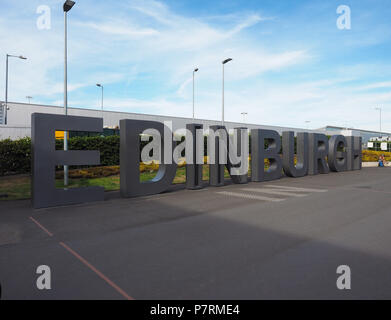 EDINBURGH, Regno Unito - circa giugno 2018: Edimburgo segno di acciaio all'aeroporto di Edimburgo Foto Stock