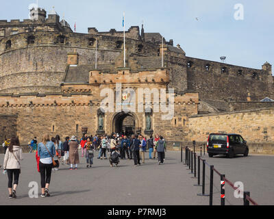EDINBURGH, Regno Unito - circa giugno 2018: i turisti in visita al castello di Edimburgo Foto Stock