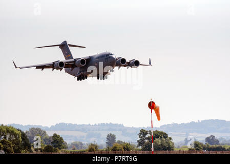 Un USAF C 17 Globemaster sul finale di atterraggio a RNAS Yeovilton, Somerset, Inghilterra, Regno Unito Foto Stock