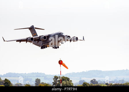 Un USAF C 17 Globemaster sul finale di atterraggio a RNAS Yeovilton, Somerset, Inghilterra, Regno Unito Foto Stock