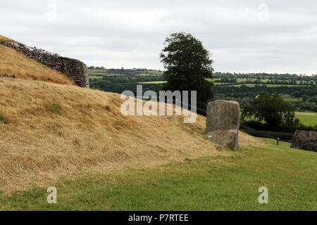 Newgrange è un monumento preistorico nella contea di Meath, Irlanda, fu costruita durante il periodo neolitico, circa 3200 BC, rendendolo più vecchi di Stonehe Foto Stock