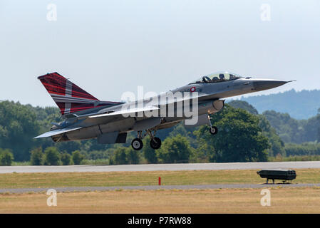 F-16 Fighting Falcon della Royal Air Force danese sorvolano il Somerset area dell' Inghilterra UK, landing gear down e circa a toccare in basso. Foto Stock