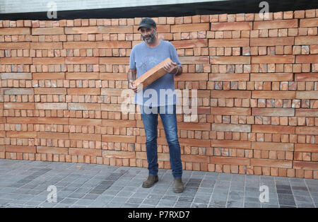 L'artista messicano Bosco Sodi pone accanto alla sua opera di muro, un muro costruito sul London South Bank per protestare contro il presidente statunitense Donald Trump. La parete che è alta due metri e otto metri di lunghezza, è costruito da 1,600 mattoni realizzato in Messico, ciascuna firmata dall'artista. I passanti sono stati invitati a smantellare il muro di mattone-da-mattone e prendere parte dell'installazione a casa. Foto Stock