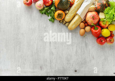 Set di cibo crudo su bianco sullo sfondo di legno con bordo, vista dall'alto. Cibo sano concetto Foto Stock