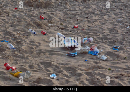 Inquinamento di plastica sulle spiagge in inglese Foto Stock