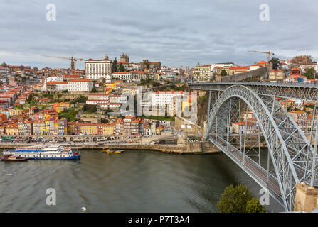 Vista del centro storico con il famoso ponte Dom Luiz ponte di Porto, Portogallo Foto Stock