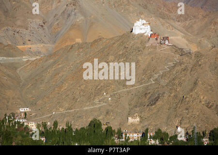 Tsemo tempio di Maitreya al crepuscolo in Leh, Ladakh, India Foto Stock