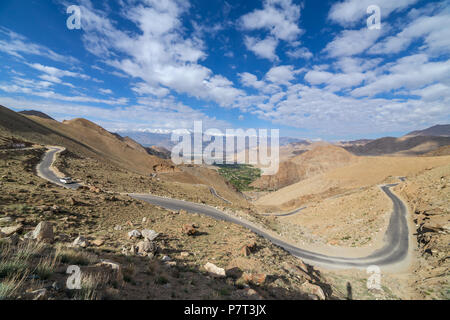 Khardung la Pass sulla strada tra Leh e Valle di Nubra in Ladakh, India Foto Stock