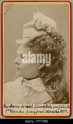 Anna de Wahl som Gabrielle i De hundra jungfrurna, Mindre teatern 1873 22 Anna de Wahl, rollporträtt - SMV - H2 139 Foto Stock