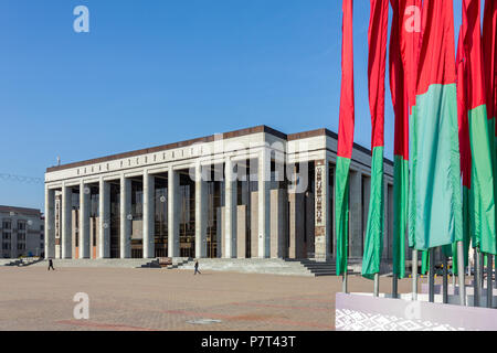 Minsk, Bielorussia - 27 Settembre 2017: Palazzo della Repubblica con le bandiere in colori nazionali sulla piazza di ottobre in centro di Minsk Foto Stock