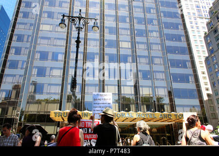 NEW YORK, NY - Luglio 02: Gli attivisti al rally di un luogo e resistere organizzato Trump Impeachment protesta di fronte al Trump International Hotel & Tower. Foto Stock