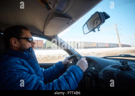 Alla guida di una vettura in inverno.una vista del conducente durante la guida su autostrada. Foto Stock