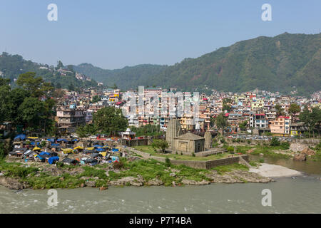Vista della città mandi in Himachal Pradesh, India. Foto Stock