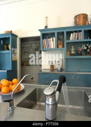 Chrome tocca versare acqua in acciaio inox lavello da cucina Foto Stock