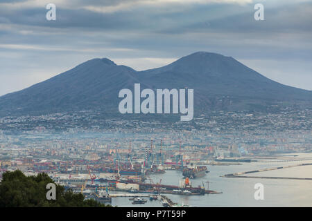 Vista ravvicinata del Vesuvio e la porta nel Golfo di Napoli e provincia della Campania, Italia. Giorno nuvoloso Foto Stock