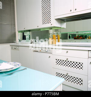 Contemporanea cucina bianco con vetro blu e contatore splashback con mirroring Foto Stock