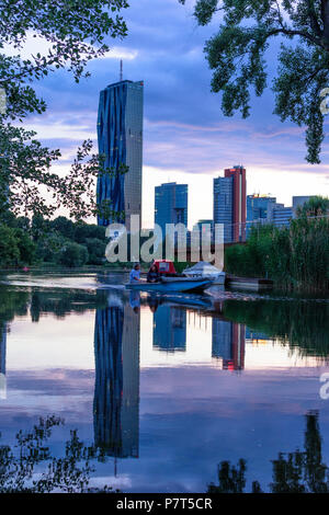 Wien, Vienna: il lago di Kaiserwasser, Donaucity con DC Tower 1, barca in Austria, Wien, 22. Donaustadt Foto Stock