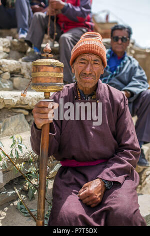 Lamayuru, India - 21 Giugno 2017: ladakhi non identificato uomo senior durante il festival buddista a Lamayuru Gompa monastero, Ladakh India del Nord Foto Stock