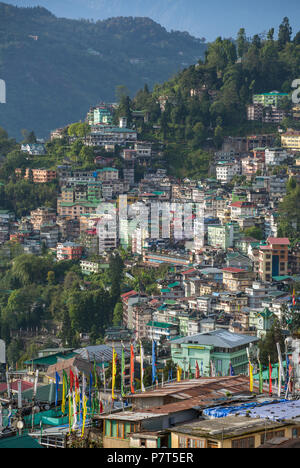 Bella vista aerea della città di Gangtok, capitale del Sikkim stato, India del Nord. Foto Stock