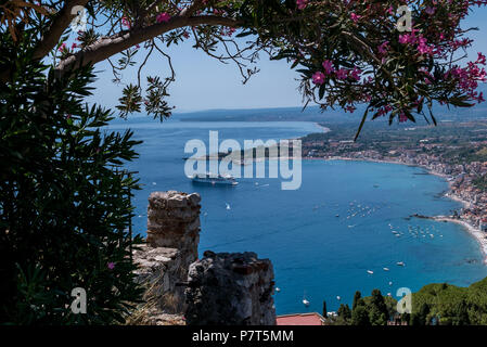 Baia di Taormina in un giorno di estate visto dal Teatro Greco di Taormina, Sicilia, Italia Foto Stock