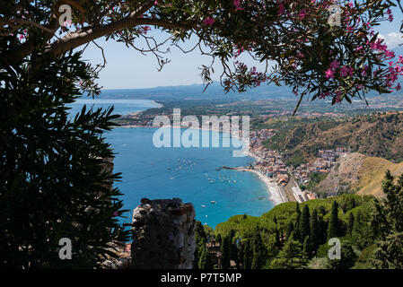 Baia di Taormina in un giorno di estate visto dal Teatro Greco di Taormina, Sicilia, Italia Foto Stock