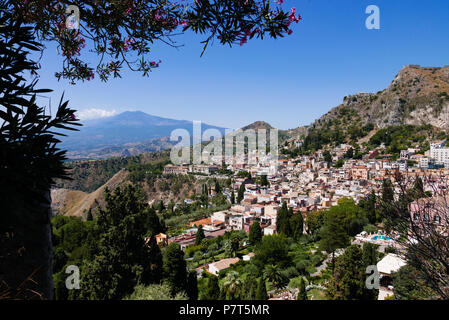 Taormina con l'Etna sullo sfondo si vede dal teatro greco , Sicilia, Italia Foto Stock